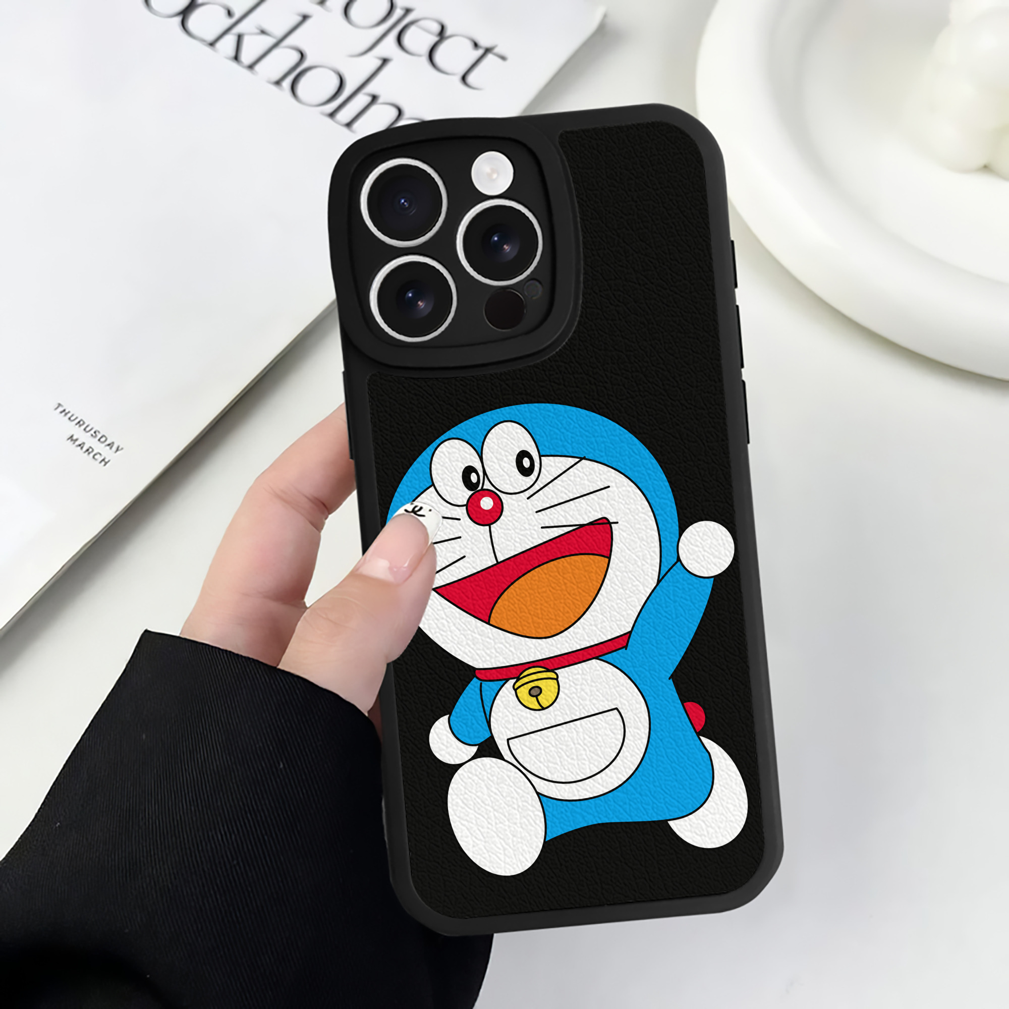 （画像用） ドラえもん Doraemon 【iPhone 16シリーズ対応】シリコンスマホケース（レザー調） 材質：シリコン